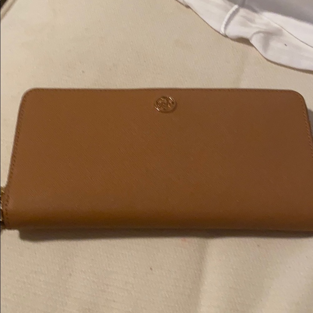 Tory burch passport wallet 👌